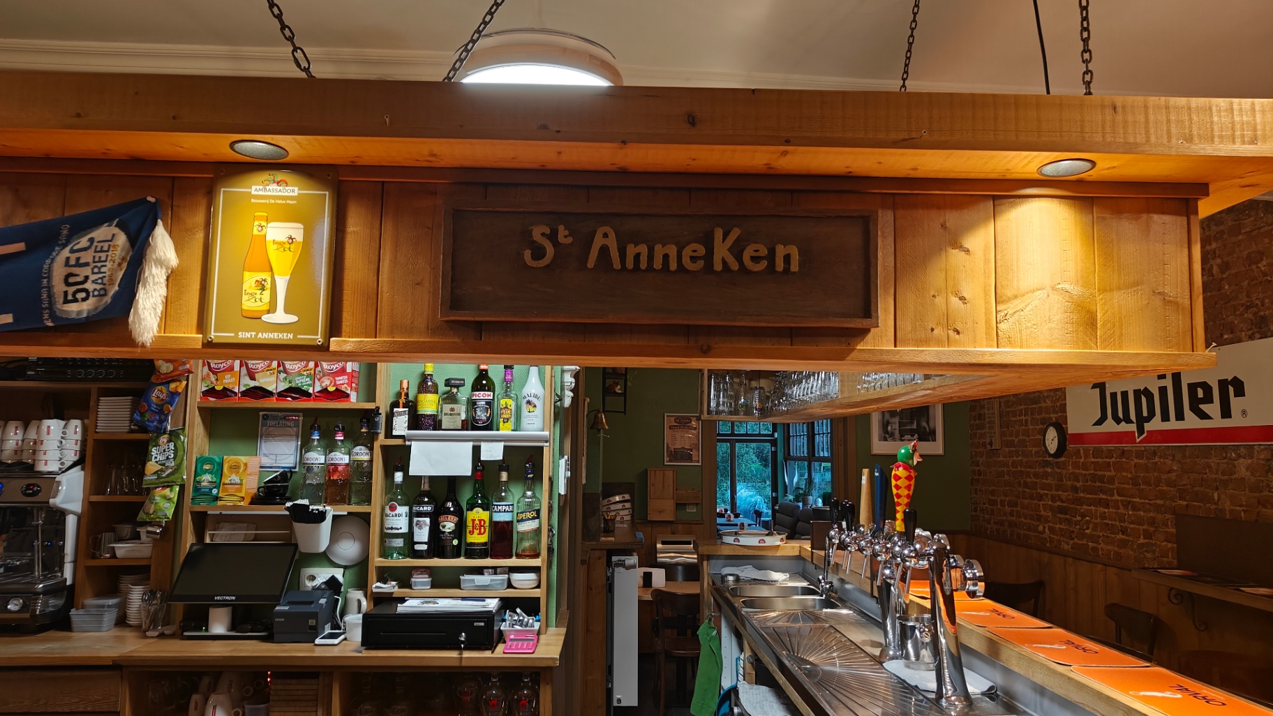 Het houten naambord van Sint-Anneke boven de toog