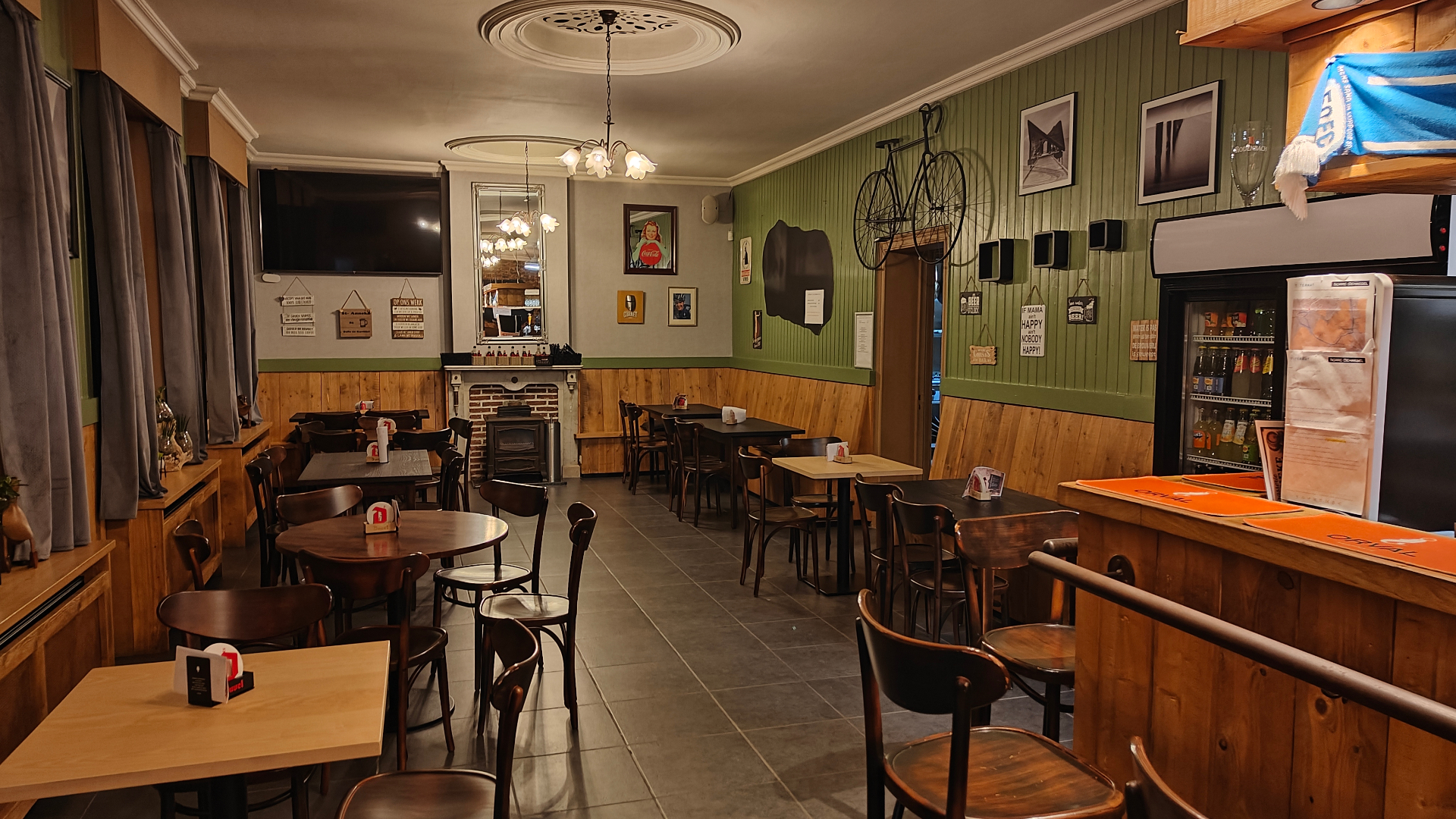 De gezellige zaal van Brasserie Sint-Anneke