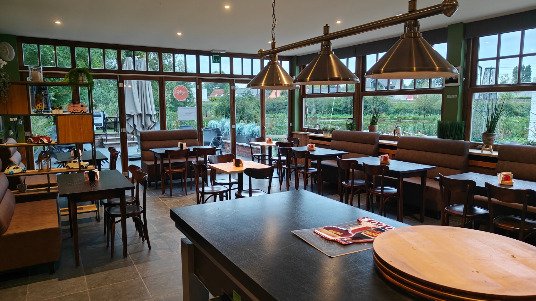 De lichte tuinzaal van Brasserie Sint-Anneke