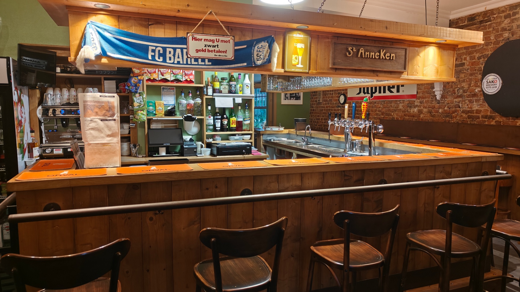 De houten toog van Brasserie Sint-Anneke